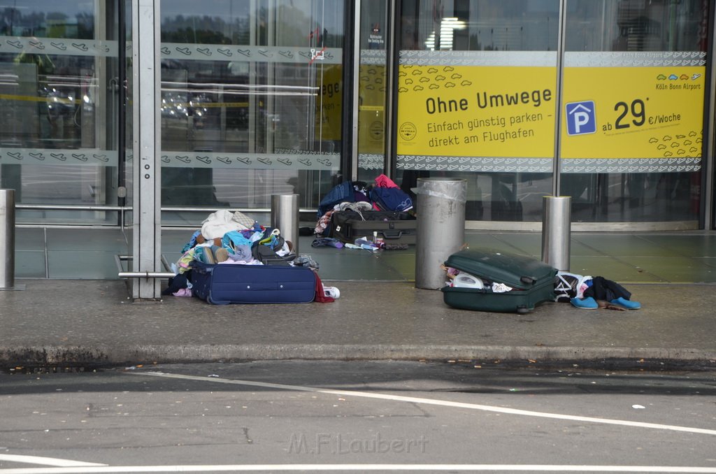 Verdaechtige Koffer Koeln Bonn Airport Koeln Porz  P12.JPG - Miklos Laubert